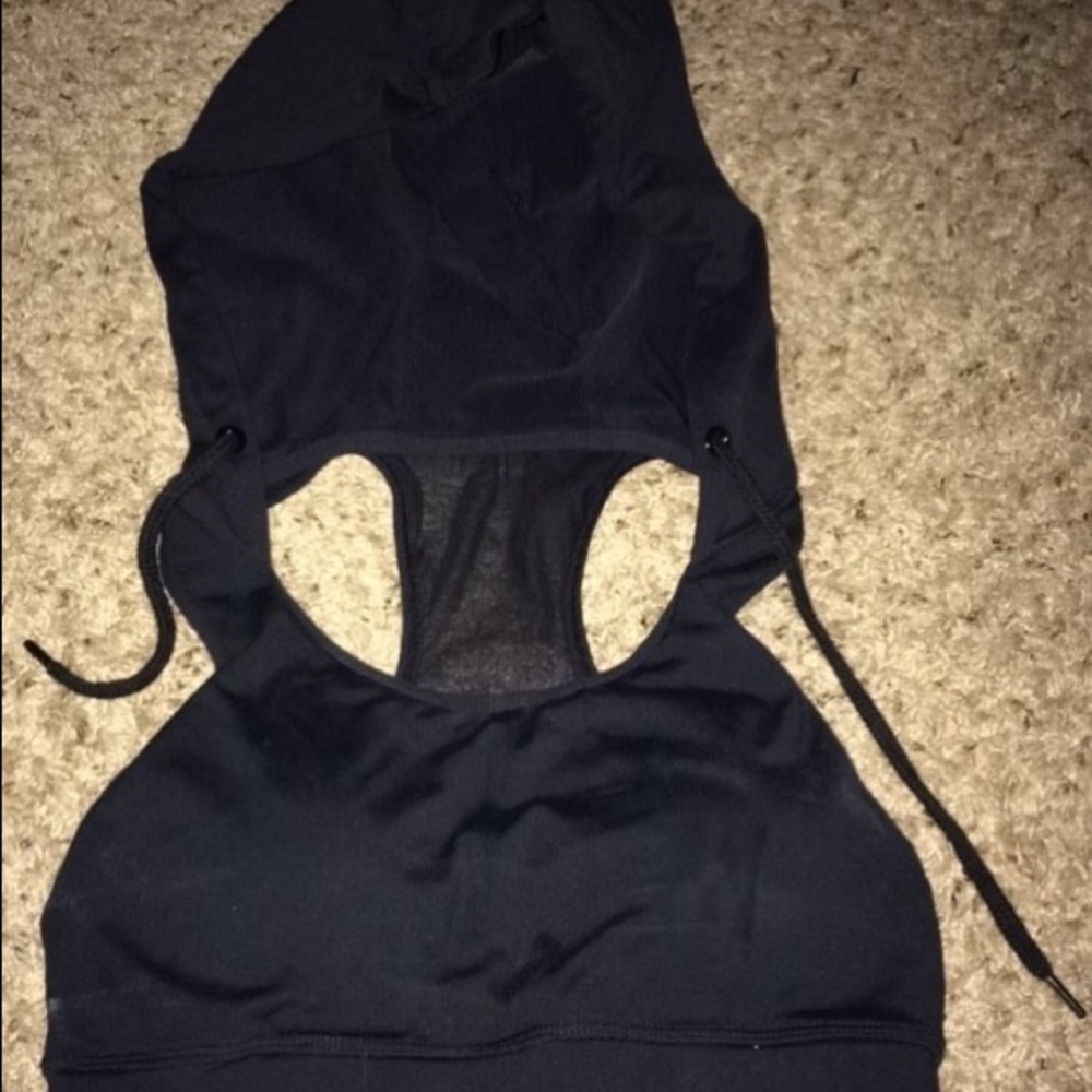 Small motion hooded & padded black sports bra